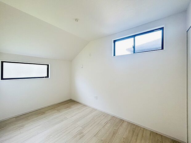 洋室はモダンなデザインと機能性を備え、快適な生活空間に。明るい窓から差し込む自然光が広々とした空間をさらに明るく開放的に感じさせます。