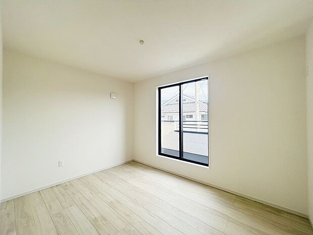 スタイリッシュなデザインと快適な居住性を兼ね備えた洋室。広々とした空間は、自分らしいインテリアを楽しむことができるほか、リラックスした時間を過ごすことができそうです。