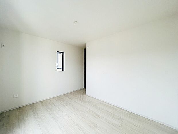 実際に室内をご見学頂くと生活のイメージが広がると思います。家具を置いたイメージや窓からの景色など。周辺で販売に出している物件も一緒にまとめてご見学頂き、比較する事もできます。