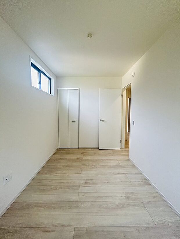 洋室はモダンなデザインと機能性を備え、快適な生活空間に。明るい窓から差し込む自然光が広々とした空間をさらに明るく開放的に感じさせます。