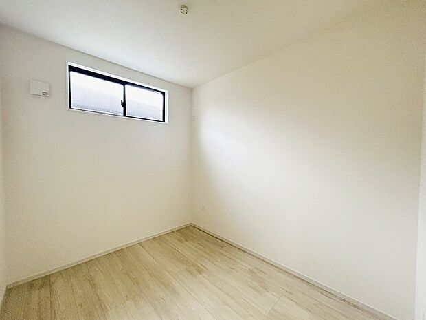 スマートなデザインと賢い収納が生活を快適にします。広々とした雰囲気を演出する工夫が施され、生活空間の魅力を引き出します。