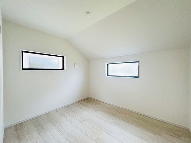 勾配天井の2階のお部屋。この勾配の角度がお洒落な雰囲気を感じさせてくれます。