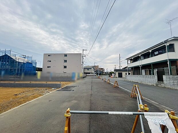 安心して暮らすことのできる住宅街。　住宅地の道路は一般に交通量が少なく車などの騒音が少ないため、住民にとって静かな生活環境が提供されます。 