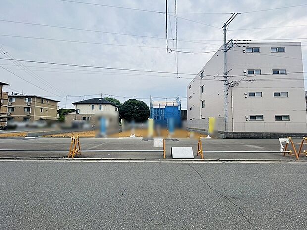 現地ご見学の際、スタッフが様々なご質問に対応いたします、周辺環境、前面道路、建築可能な建物について、ぜひご相談ください。 