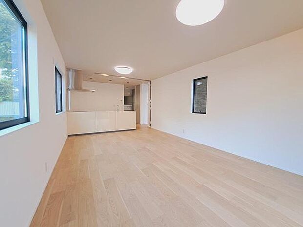 家族が食事するダイニングスペースをキッチンから見渡せる設計に。お料理をしながら家族とのコミュニケーションが増えそうな予感。