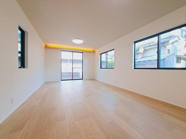 家族みんなが集まるリビング。広さを重視した家族全員が集まれるリビングは、住む上で大事な空間になります。 