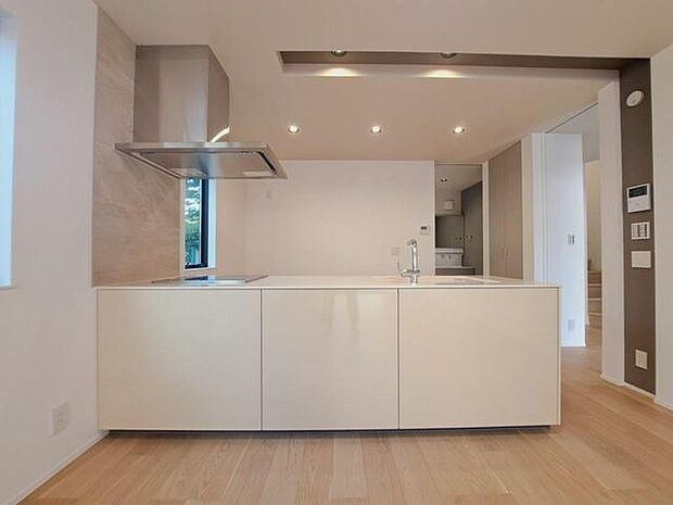 家族が食事するダイニングスペースをキッチンから見渡せる設計に。お料理をしながら家族とのコミュニケーションが増えそうな予感。 