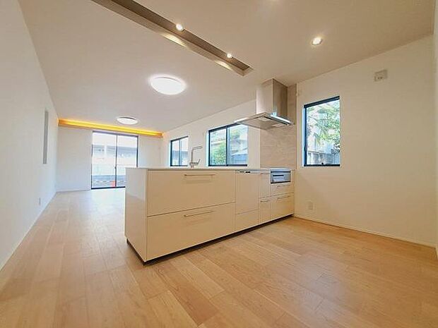 カウンターキッチンならではの開放的な見通し、全体が見渡せることでご家族の団欒スペースもより明るく笑顔が溢れる空間となります。