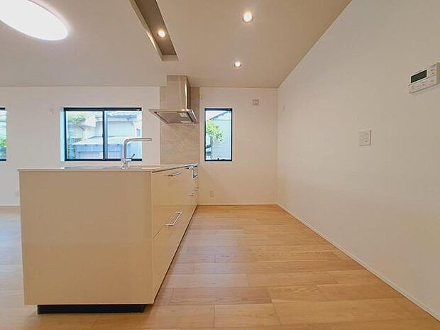 キッチンコンロスペースの近くには、空気の入れ替えが可能な開口部を設置！！ お料理をする際には、換気扇を回しながら匂いが籠らない様に開放してお料理もお楽しみ頂けます。 