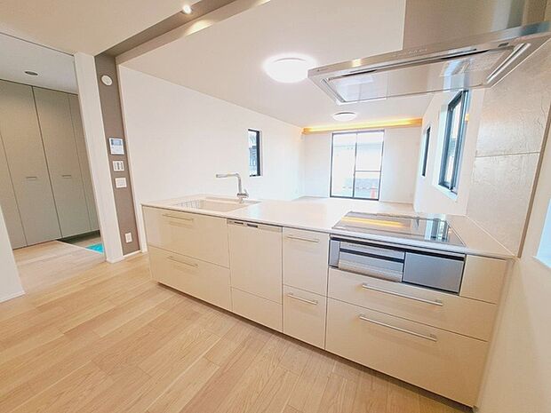 お料理をしながらリビングの家族やゲストとの会話が楽しめるカウンタータイプのキッチン。毎日のお料理を楽しく快適に。