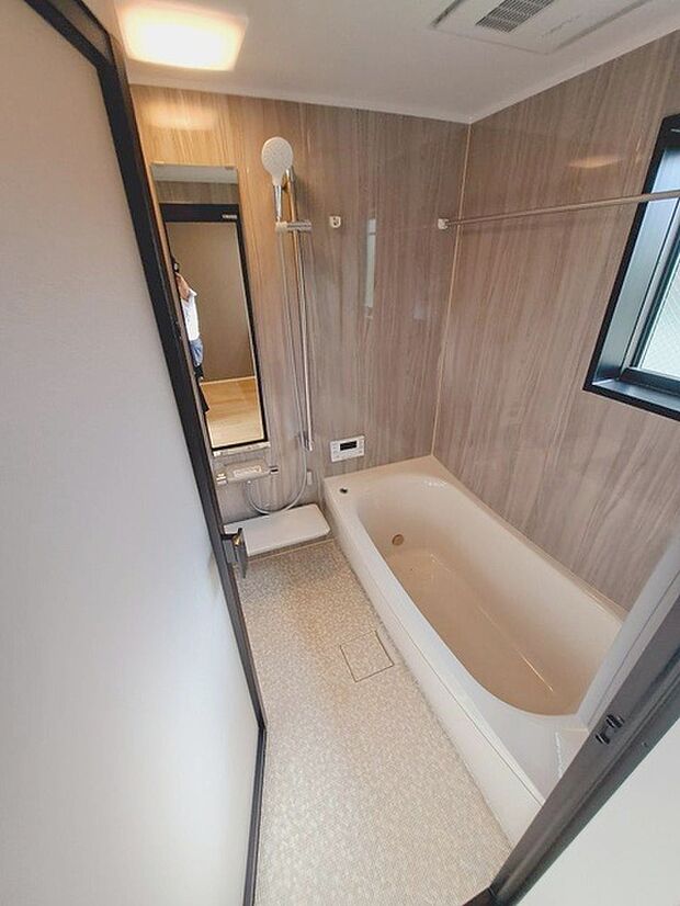 一日の疲れを癒してくれるゆったりとしたバスルームです。 