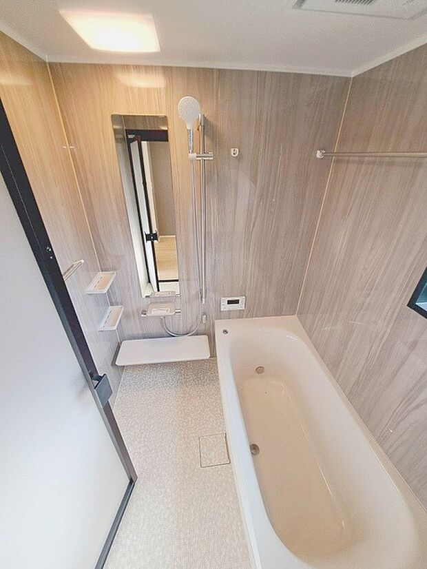 一日の疲れを癒してくれるゆったりとしたバスルームです。 