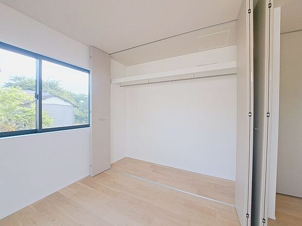 豊富な収納スペースもこの物件の特長の一つ。各所に収納が完備されており、生活をスッキリと整えることができます。 