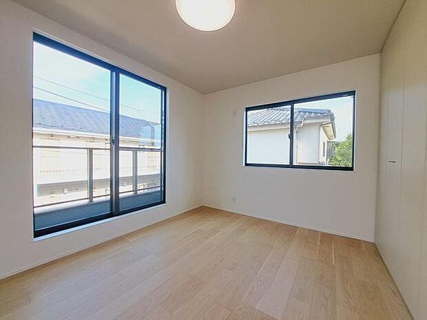 洋室はモダンなデザインと機能性を備え、快適な生活空間に。明るい窓から差し込む自然光が広々とした空間をさらに明るく開放的に感じさせます。  