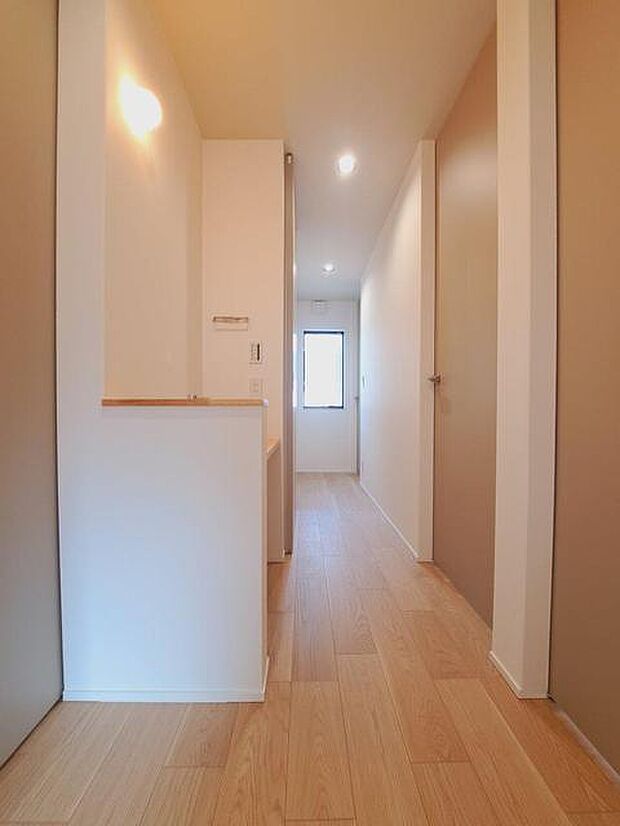 実際に室内をご見学頂くと生活のイメージが広がると思います。家具を置いたイメージや窓からの景色など。周辺で販売に出している物件も一緒にまとめてご見学頂き、比較する事もできます。