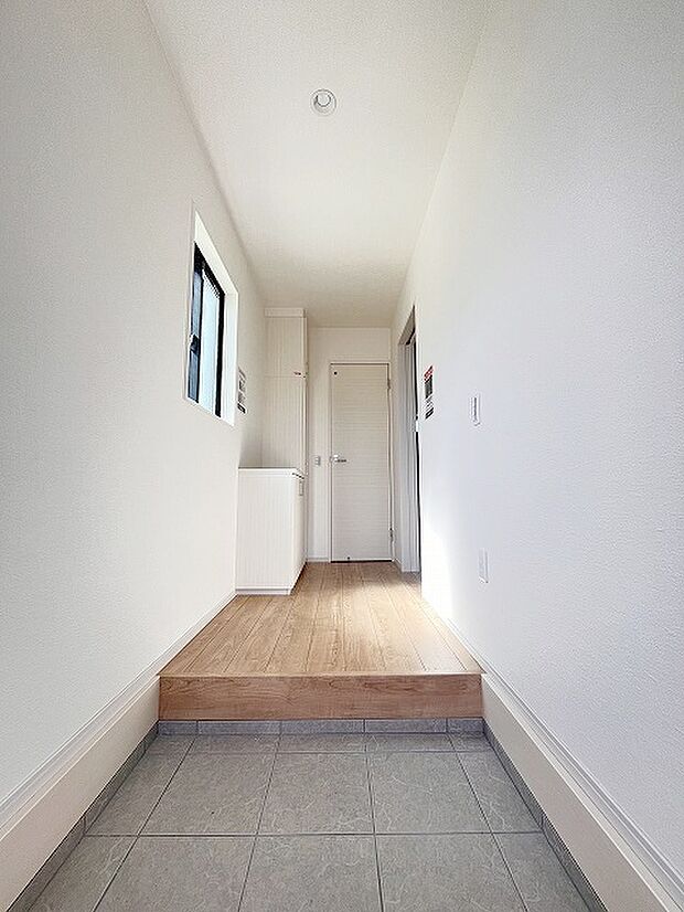 玄関は家の第一印象を左右する重要な場所。ほどよい広さとスタイリッシュな色遣いが印象的です。 