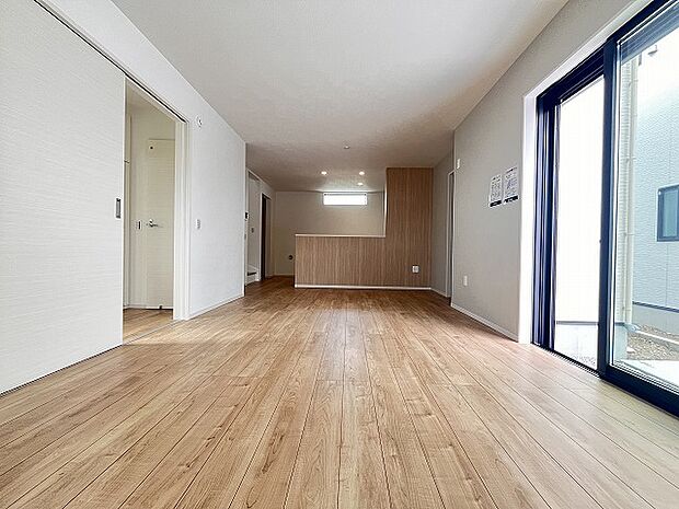 家族が食事するダイニングスペースをキッチンから見渡せる設計に。お料理をしながら家族とのコミュニケーションが増えそうな予感。 