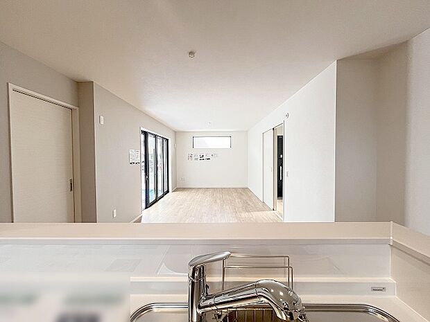 カウンターキッチンならではの開放的な見通し、全体が見渡せることでご家族の団欒スペースもより明るく笑顔が溢れる空間となります。 