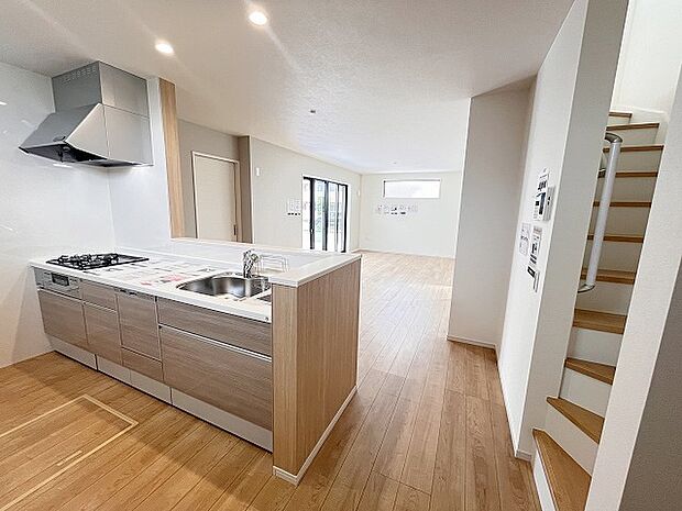 お料理をしながらリビングの家族やゲストとの会話が楽しめるカウンタータイプのキッチン。毎日のお料理を楽しく快適に。 