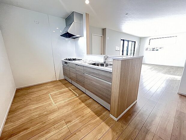 お料理をしながらリビングの家族やゲストとの会話が楽しめるカウンタータイプのキッチン。毎日のお料理を楽しく快適に。 