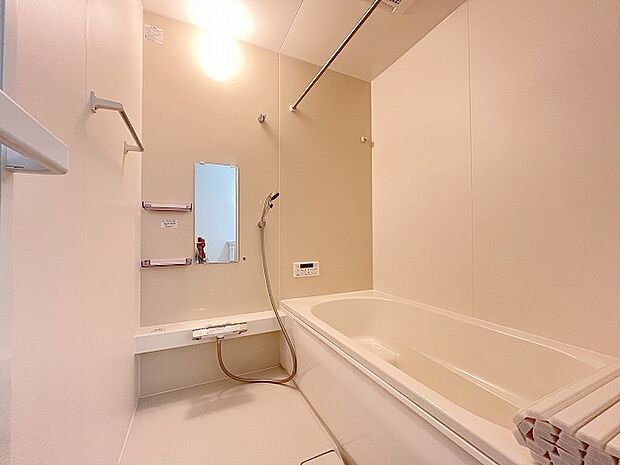 一日の疲れを癒してくれるゆったりとしたバスルームです。 