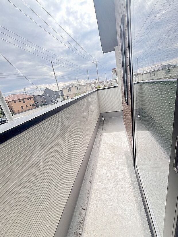 季節の変化や天気の良い日には、バルコニーでの時間が心地よく、気分をリフレッシュさせることができます。 