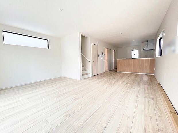 家族の集まるリビングは気持ちの良い自然光が差し込む団欒空間。室内のご見学予約も随時、受付中ですのでお気軽にお問合せください。 