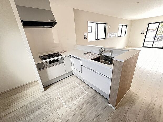 カウンターキッチンならではの開放的な見通し、全体が見渡せることでご家族の団欒スペースもより明るく笑顔が溢れる空間となります。 