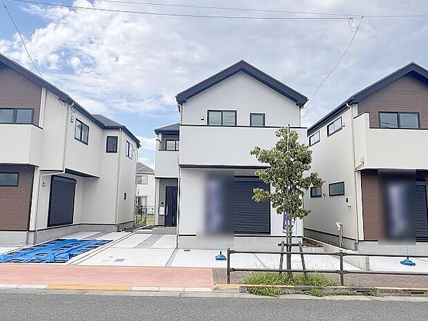 周辺の街並みの中で適度な主張、生活に溶け込むシンプルなデザインの外観が魅力の一戸建です。 