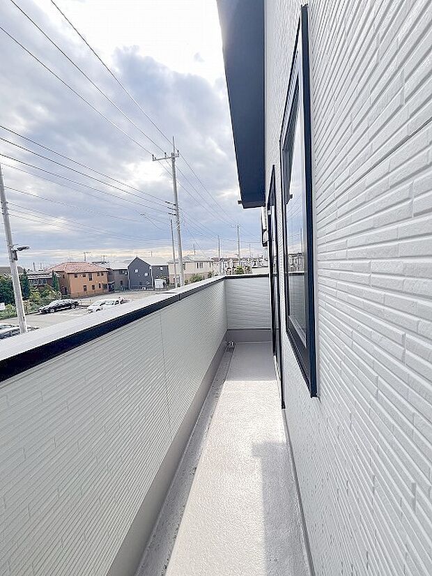 季節の変化や天気の良い日には、バルコニーでの時間が心地よく、気分をリフレッシュさせることができます。 