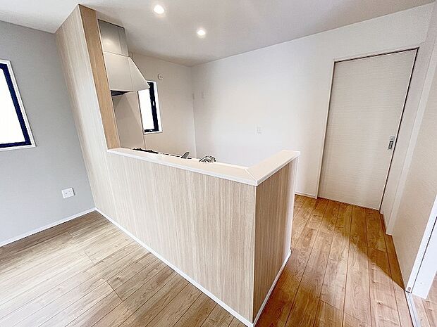 カウンターキッチンならではの開放的な見通し、全体が見渡せることでご家族の団欒スペースもより明るく笑顔が溢れる空間となります。 