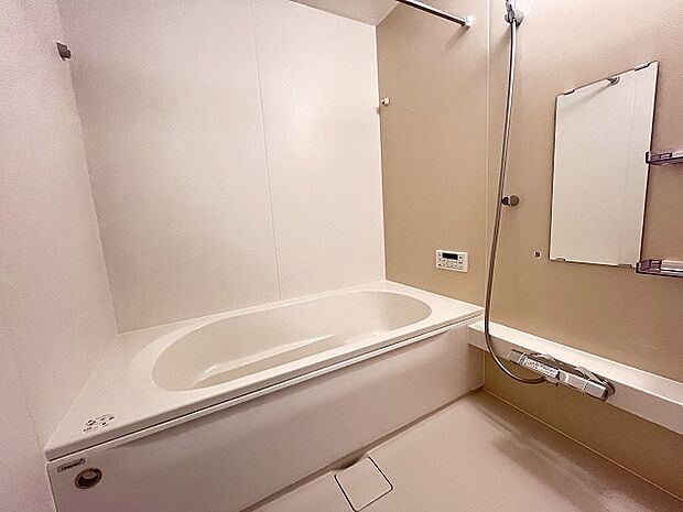 一日の疲れを癒してくれるゆったりとしたバスルームです。 