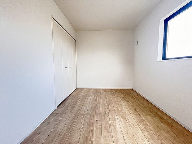 スマートなデザインと賢い収納が生活を快適にします。広々とした雰囲気を演出する工夫が施され、生活空間の魅力を引き出します。  