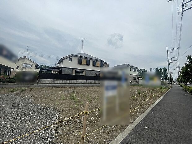 現地ご見学の際、スタッフが様々なご質問に対応いたします、周辺環境、前面道路、建築可能な建物について、ぜひご相談ください。