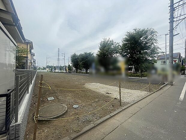 現地ご見学の際、スタッフが様々なご質問に対応いたします、周辺環境、前面道路、建築可能な建物について、ぜひご相談ください。