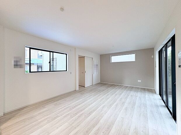 家族の集まるリビングは気持ちの良い自然光が差し込む団欒空間。室内のご見学予約も随時、受付中ですのでお気軽にお問合せください。