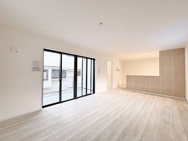 カウンターキッチンならではの開放的な見通し、全体が見渡せることでご家族の団欒スペースもより明るく笑顔が溢れる空間となります。