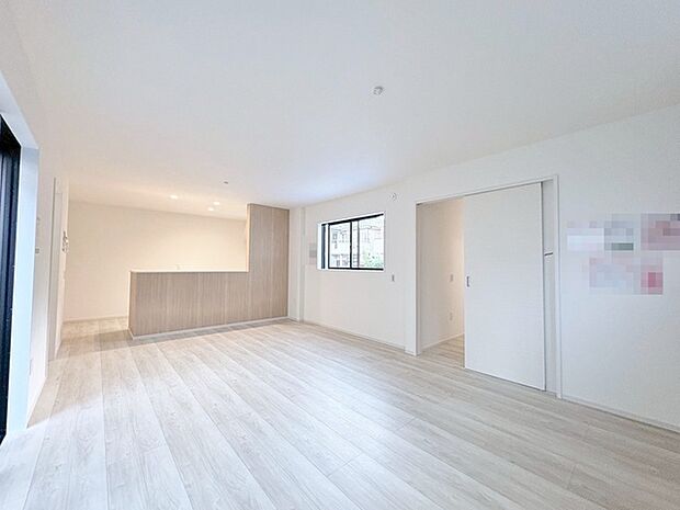 家族が食事するダイニングスペースをキッチンから見渡せる設計に。お料理をしながら家族とのコミュニケーションが増えそうな予感。