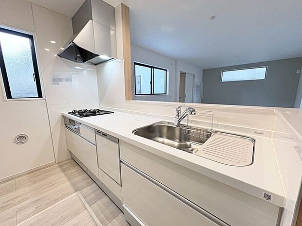 お料理をしながらリビングの家族やゲストとの会話が楽しめるカウンタータイプのキッチン。毎日のお料理を楽しく快適に。