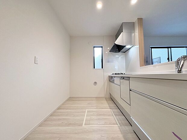 キッチンコンロスペースの近くには、空気の入れ替えが可能な開口部を設置!! お料理をする際には、換気扇を回しながら匂いが籠らない様に開放してお料理もお楽しみ頂けます。