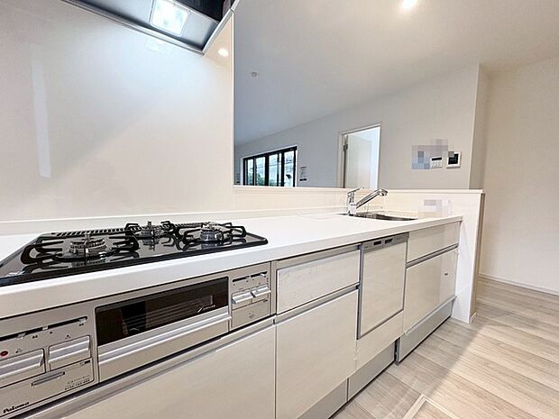 お料理をしながらリビングの家族やゲストとの会話が楽しめるカウンタータイプのキッチン。毎日のお料理を楽しく快適に。