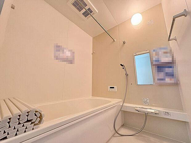 一日の疲れを癒してくれるゆったりとしたバスルームです。