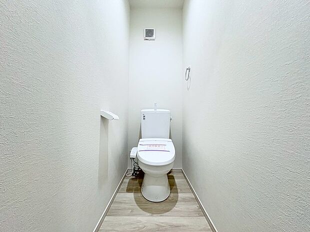 トイレにはウォシュレット機能を標準装備。