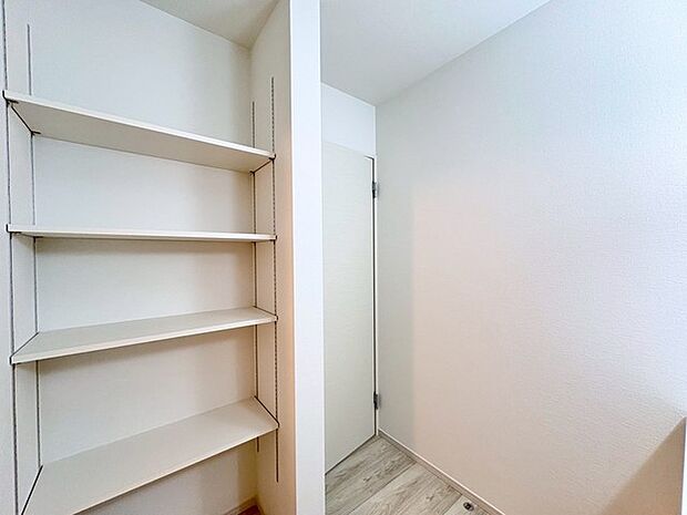 各所に効率的に配置された収納スペースがあり、日常のモノをすっきりと収納できます。