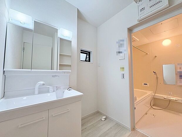 三面鏡に洗面台。 コンセントに照明機能、多機能性を備えた設備です。