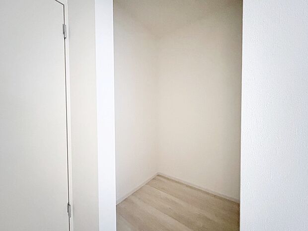 収納スペースがたっぷりと確保されたこの物件では、生活をより快適に送ることができます。