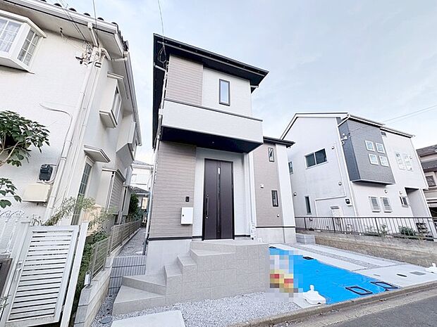 周辺の街並みの中で適度な主張、生活に溶け込むシンプルなデザインの外観が魅力の一戸建です。