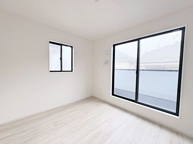 洋室はモダンなデザインと機能性を備え、快適な生活空間に。明るい窓から差し込む自然光が広々とした空間をさらに明るく開放的に感じさせます。