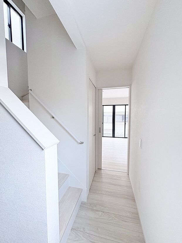 実際に室内をご見学頂くと生活のイメージが広がると思います。家具を置いたイメージや窓からの景色など。周辺で販売に出している物件も一緒にまとめてご見学頂き、比較する事もできます。