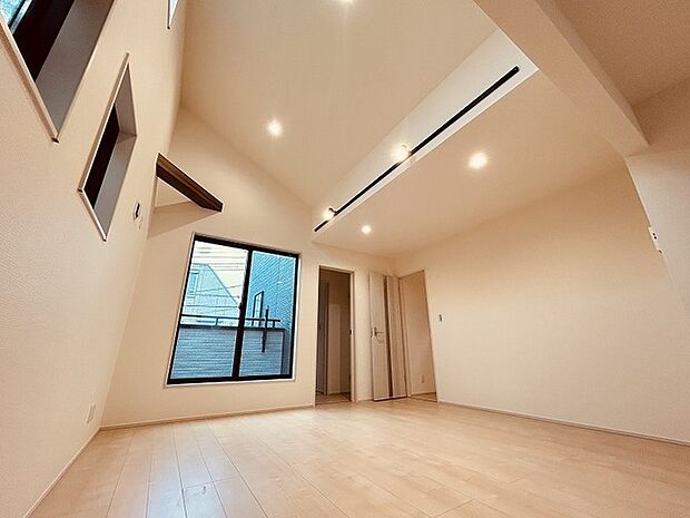 家族の集まるリビングは気持ちの良い自然光が差し込む団欒空間。室内のご見学予約も随時、受付中ですのでお気軽にお問合せください。 